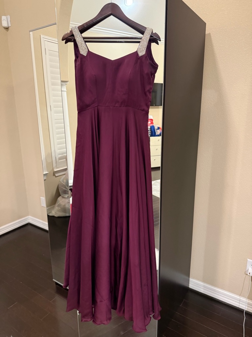Elegant Sleeveless Burgundy Evening Gown with Sparkle Straps